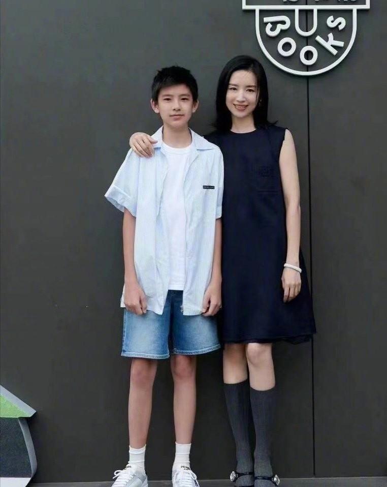 董洁潘粤明重塑爱情，最新消息星光再现。