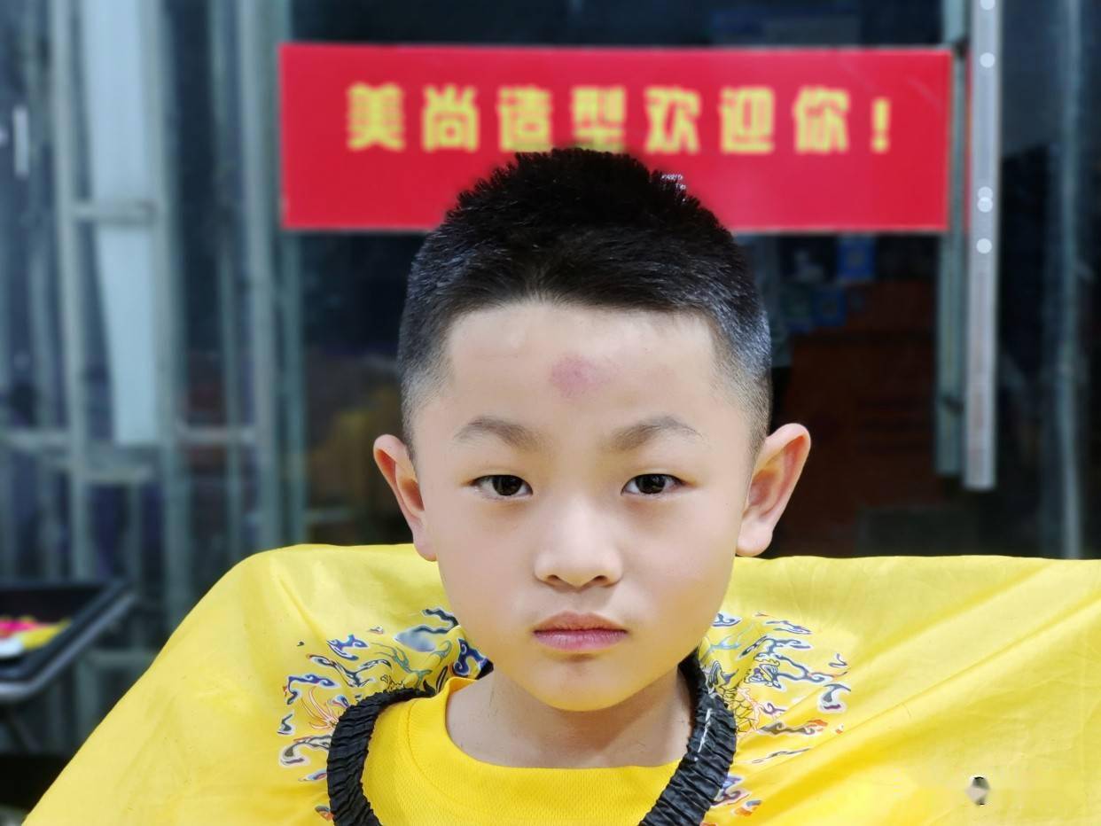 最新男孩发型潮流与友情故事，背后的情感与时尚潮流解读